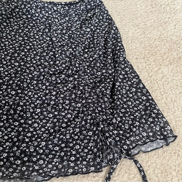 🌴Hollister Black with White and Green Flower Cinch Side Mini Skirt Size Large - Picture 5 of 8